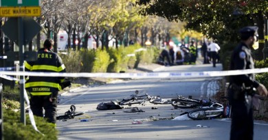 - CORRIGE CRÉDITO FOTÓGRAFO - NY001. NUEVA YORK (ESTADOS UNIDOS), 31/10/2017.- Miembros de la unidad de emergencias retiran el cuerpo de una víctima mortal hoy, martes 31 de octubre de 2017, después de un incidente donde, según las primeras informaciones, un hombre arrolló con una camioneta a varias personas en un carril bici en el centro de Nueva York (EE. UU.). Al menos seis personas han muerto hoy en el centro de Manhattan al arrollar una camioneta a varias personas, según fuentes oficiales y medios locales. El Departamento de Policía de Nueva York (NYPD) informó de que, según datos provisionales, el conductor del vehículo arrolló a varias personas y salió de él después portando algo que podría ser una imitación de un arma de fuego. EFE/JASON SZENES