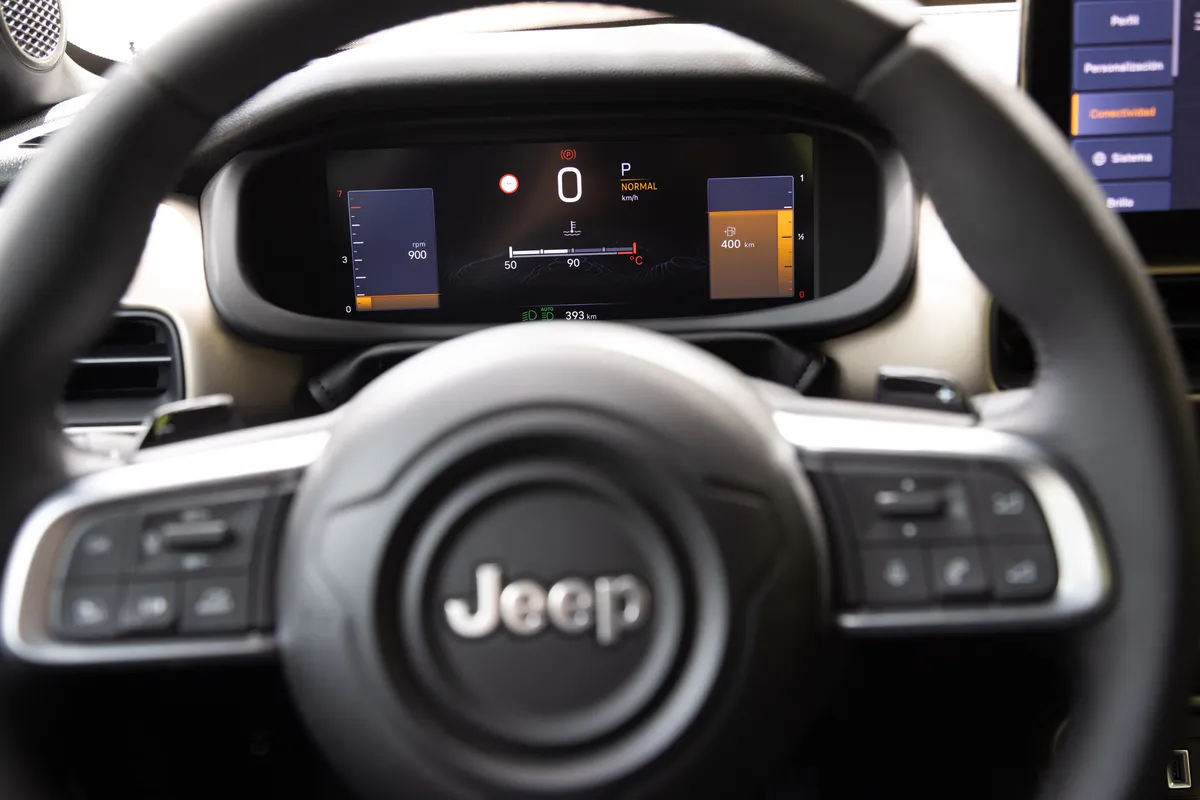 Primer plano del tablero digital de instrumentos de un Jeep Avenger.
