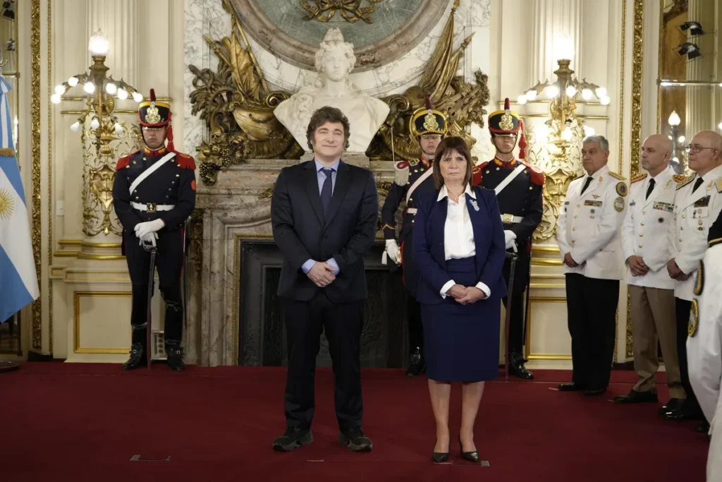 Bullrich le dice a Milei que un acuerdo político vale más que la «bazuca» de USD 75.000 millones, pero la Casa Rosada responde: «No hay apuro»